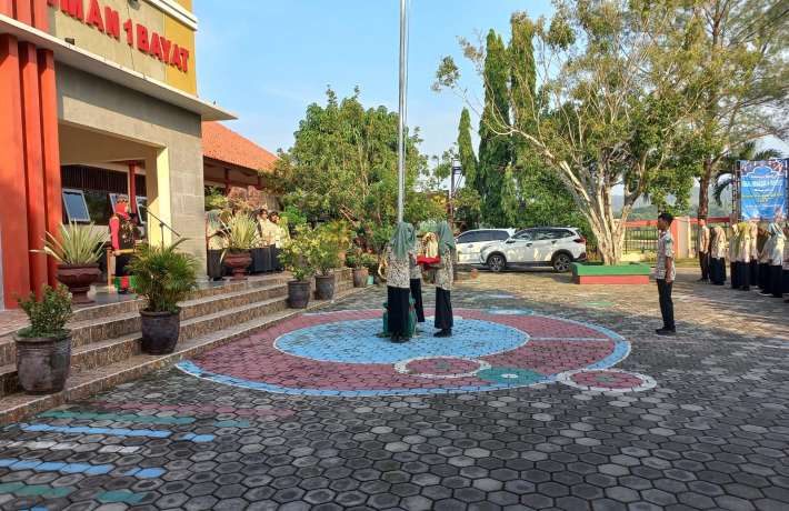 UPACARA PERINGATAN HARI PENDIDIKAN NASIONAL